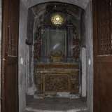 ...scopriamo una piccola cappella. Al suo interno si trova un altare intagliato con una raffigurazione della Madonna con bambino...